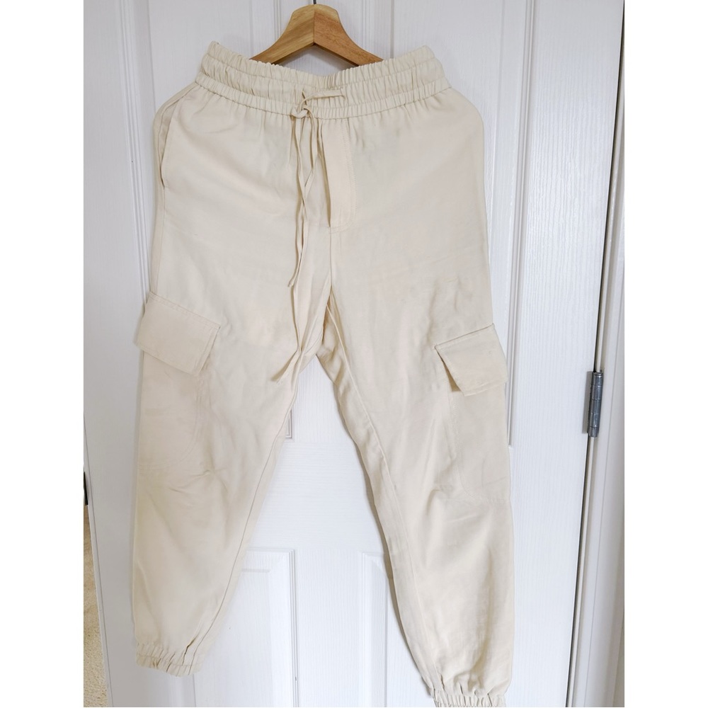 Zara Women’s size XS cream pants with cargo pockets